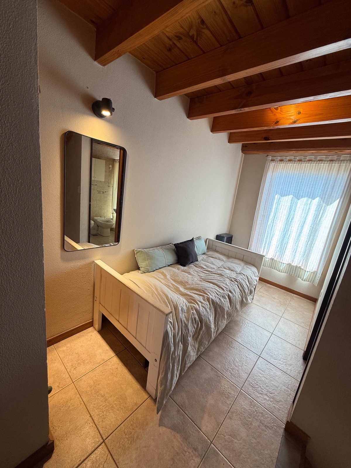 Cama individual extra en zona común de la cabaña