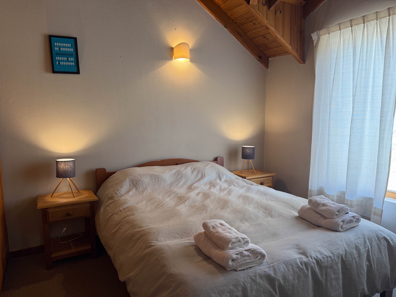 Interior cálido de Paimun 2 en invierno, con techo de madera