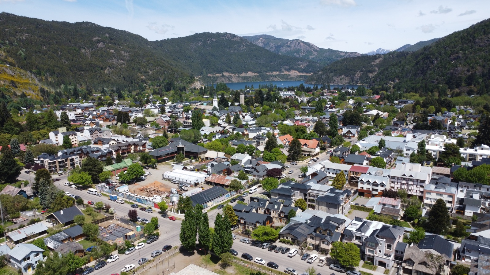 Vista aérea de San Martín de los Andes con el Lago Lácar en verano