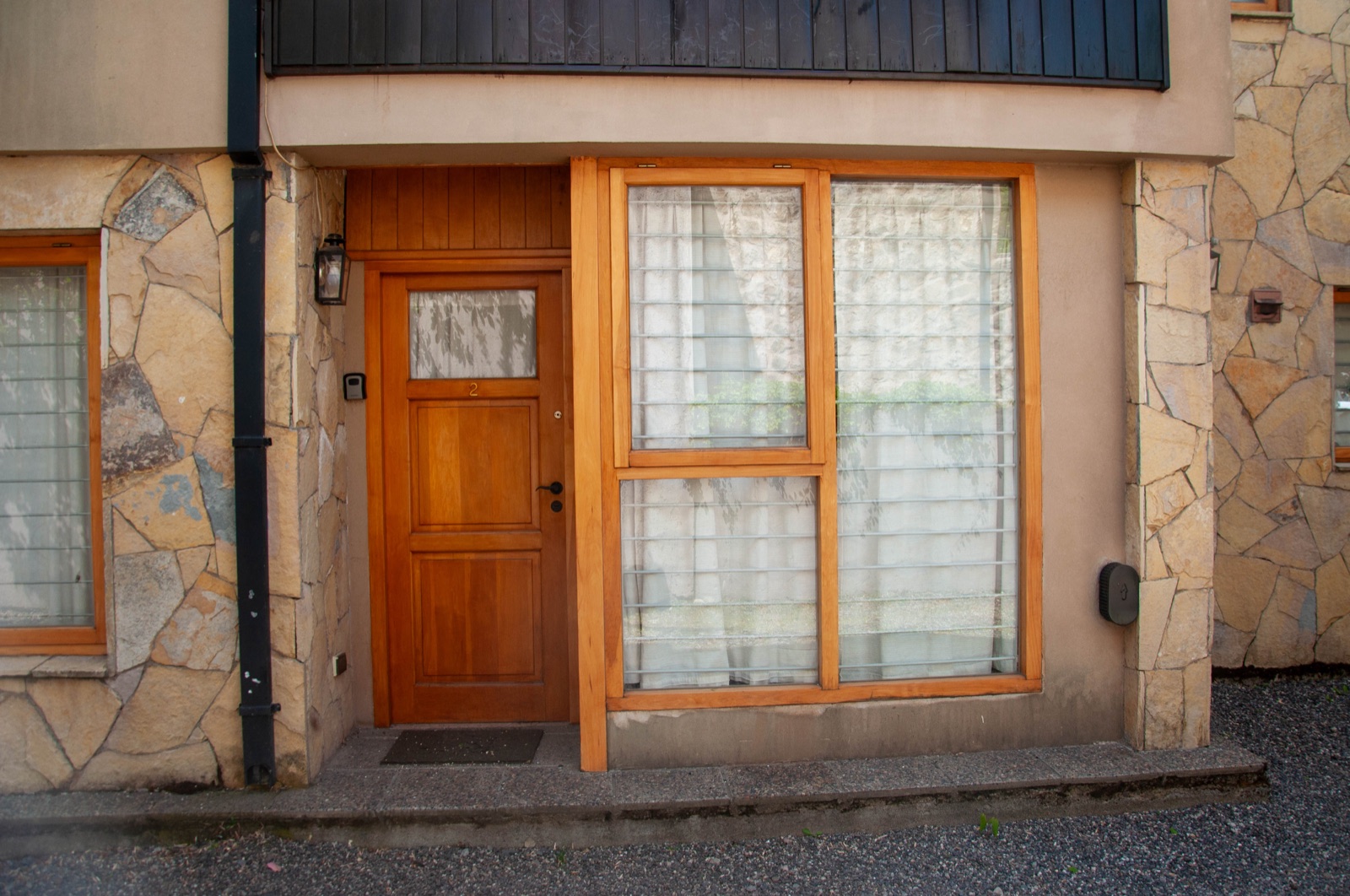 Puerta de entrada de madera de la cabaña Paimun 2